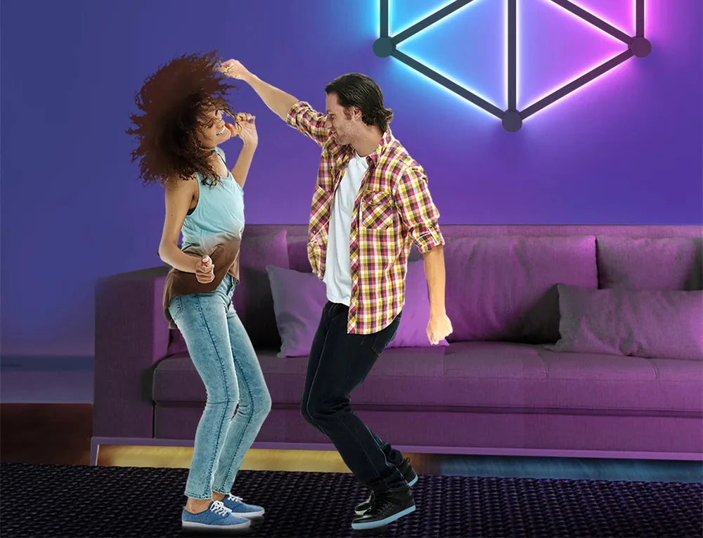 Dos personas bailando delante de las barras Nekoa Lines cambiando de color al ritmo de la música